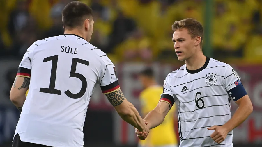 Niklas Süle (links) ist geimpft und infizierte sich, Joshua Kimmich ist bisher nicht geimpft.