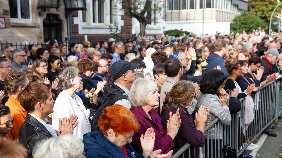 Etwa 1000 Teilnehmer sammelten sich zum Gedenken vor der Frankfurter Synagoge im Westend.