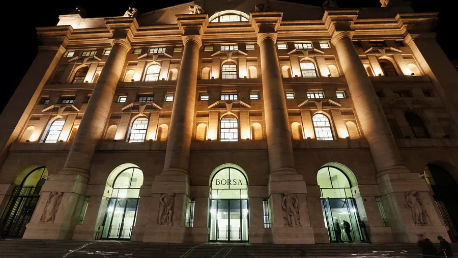Mehr Licht als Schatten: Abendstimmung an Mailands Börse