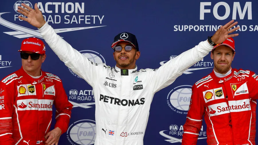 Der Lokalmatador steht im Mittelpunkt: Hamilton mit den Ferrari-Piloten Räikkönen und Vettel (rechts).