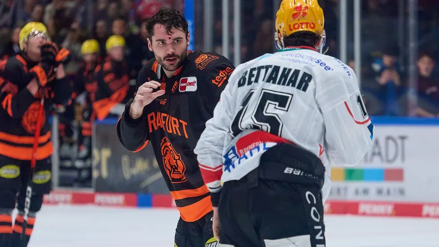 Kämpft auch in der kommenden Saison für die Löwen: Matthew Wedman (links)