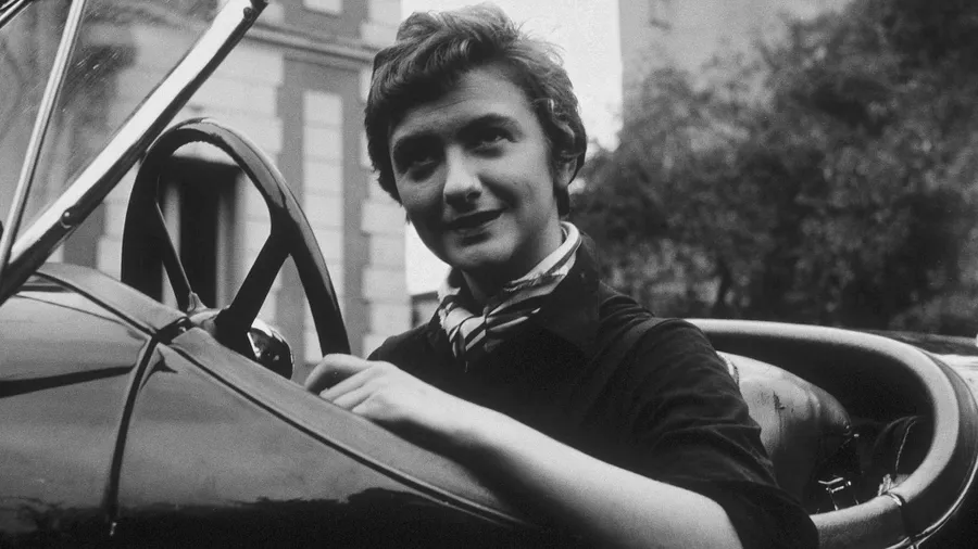 Françoise Sagan und ihre Romanfigur hatten eines (vielleicht aber auch mehr) gemeinsam: Sie mochte schnelle Sportwagen.