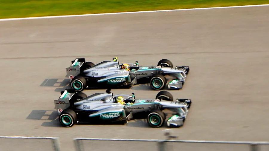 Kopf an Kopf, Rad an Rad: Hamiton und Rosberg auf Augenhöhe