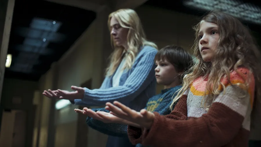 Gefangen: Lena (Kim Riedle), Hannah (Naila Schuberth) und Jonathan (Sammy Schrein)