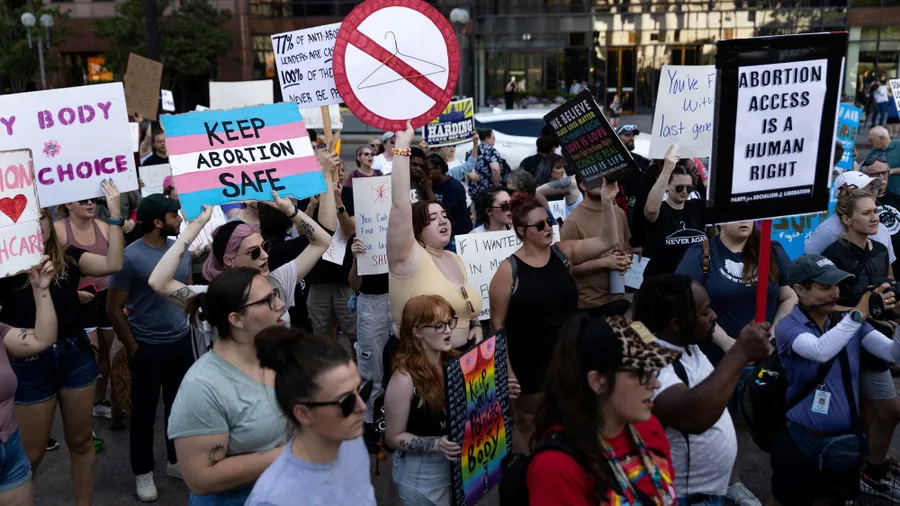 2022 demonstrierten zahlreiche Frauen gegen die Aufhebung des Allgemeinen Rechts auf Abtreibung durch den Obersten Gerichtshof der USA.