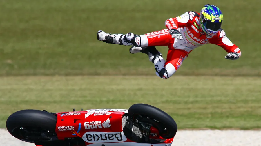 Abflug ohne Knautschzone: Besonders für Moto-GP-Piloten ist das Risiko von Stürzen groß