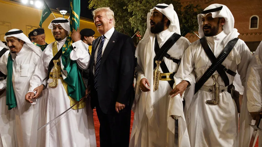 Ein Säbeltänzchen gefällig? Entgegen der Gepflogenheiten früherer amerikanischer Präsidenten besuchte Donald Trump als erstes Auslandsziel nicht Amerikas Nachbarn, sondern Saudi-Arabien.