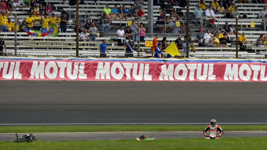 Der Boden der Tatsachen: Bradl nach dem Crash in Indianapolis