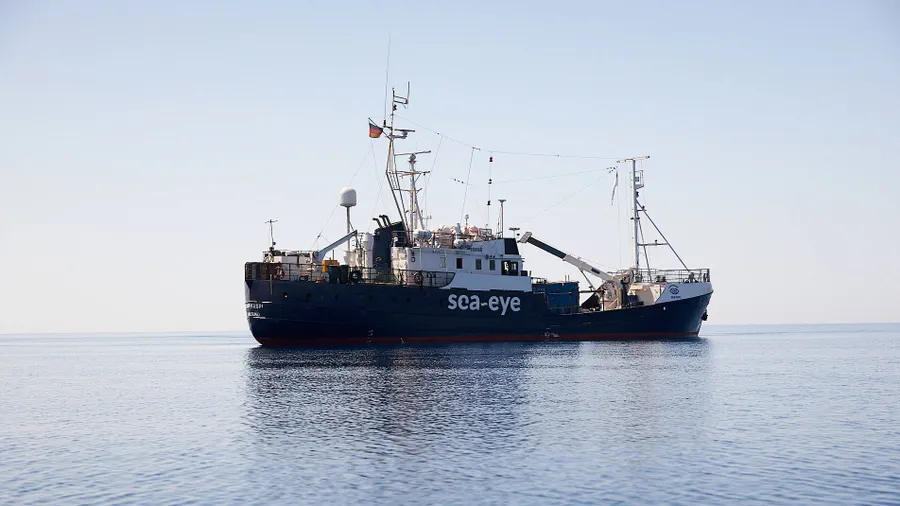 Auch die „Alan Kurdi“ nimmt mit ihren 65 Flüchtlingen an Bord nun Kurs auf den Hafen von Lampedusa.