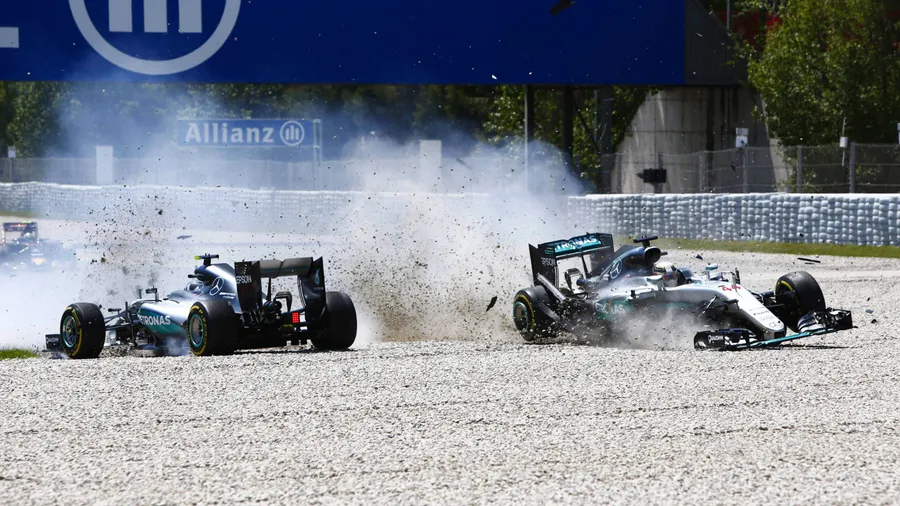 Paartanz im Kiesbett: Lwis Hamilton und Nico Rosberg nach ihrem Crash