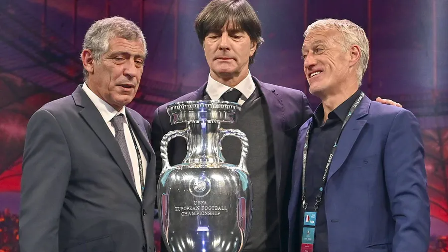 Prominenz in EM-Gruppe F: Portugals Coach Santos (links), Bundestrainer Löw und Deschamps aus Frankreich