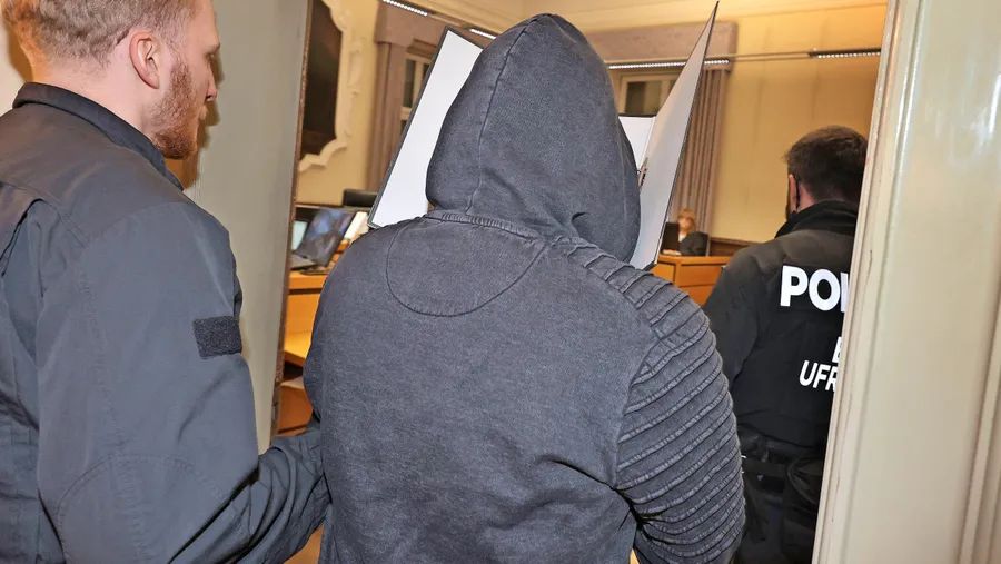 „Diffuses Motivbündel“ oder Lust am Morden: Der Angeklagte Z. beim Prozessauftakt im Landgericht Schweinfurt