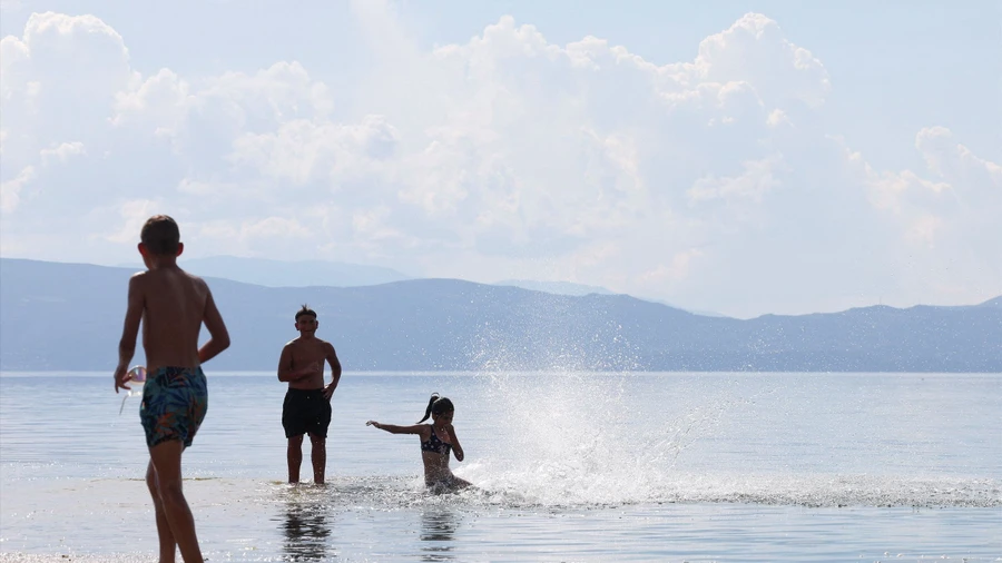 Der Ohridsee ist ein Sehnsuchtsort für Tamara Štajners Protagonistin Iva, die sich an Urlaube mit den Eltern erinnert und sich heute eine eigene Familie wünscht.