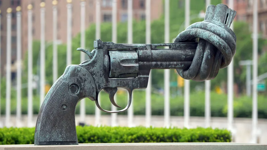 Die Plastik „Non-Violence“, auch bekannt als „The Knotted Gun“, des schwedischen Künstlers Carl Fredrik Reuterswärd vor dem UNO-Hauptquartier in New York, USA