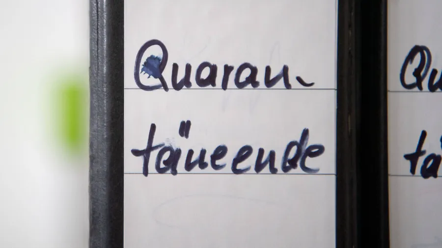 Ordner mit der Aufschrift "Quarantäneende" stehen im Gesundheitsamt des Landkreises Esslingen auf einem Regal.