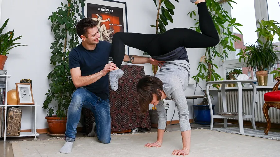Auch die Profis trainieren zu Hause: Hier das Artistenpaar Samira Reddmann und Phil Os.