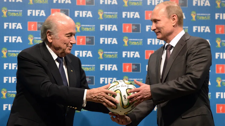 Der Spielball liegt nun in den Händen von Russlands Präsident Putin., Gastgeber der WM 2018