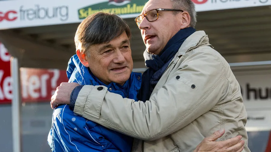 Danke, dass Du ausgeholfen hast: Ramon Berndroths Zeit als Interimstrainer geht mit drei Niederlagen vorbei, Präsident Fritsch (rechts) will „alles auf null“ stellen.