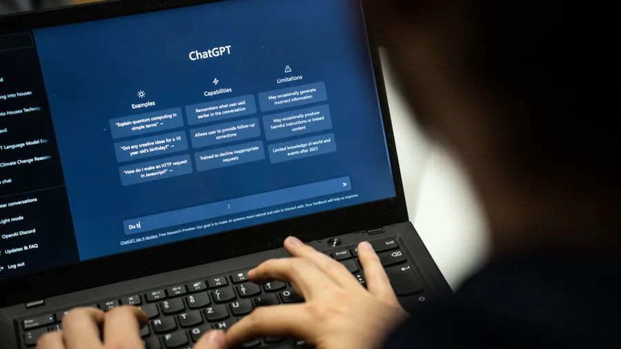 Freelancer nutzen KI wie ChatGPT für mehr Effizienz – doch am Ende sorgt der Mensch für den kreativen Feinschliff.