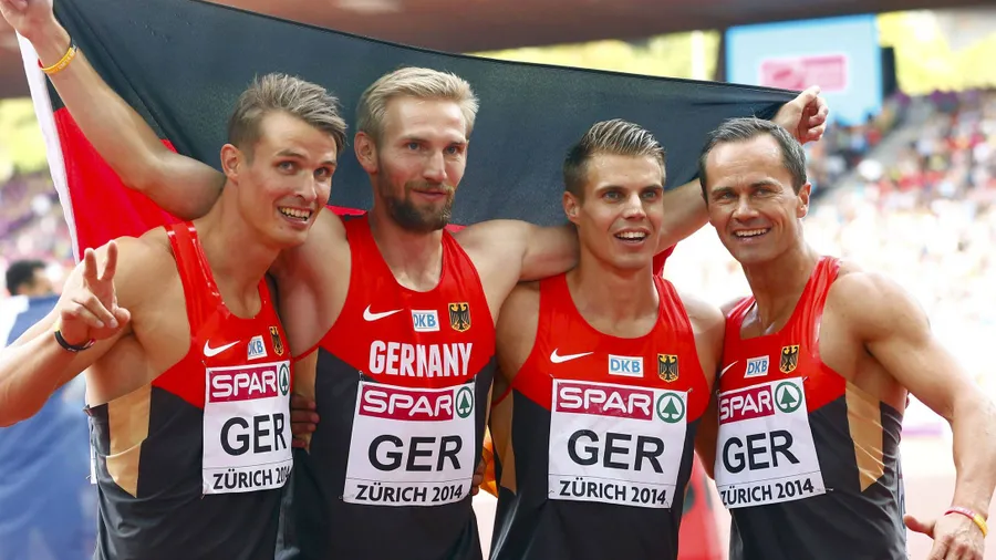 Die deutsche Sprintstaffel hat bei der Leichtathletik-EM in Zürich Silber über 4x100 Meter gewonnen. Julian Reus, Lucas Jakubczyk, Sven Knipphals und Alexander Kosenkow (v.l.) kamen am Sonntag in 38,09 Sekunden hinter den Briten ins Ziel, die in 37,93 Sekunden Gold holten. Frankreich (38,47) gewann Silber.  	Bei den Frauen gewann ebenfalls das britische Quartett (42,24) vor Frankreich (42,45). Bronze sicherten sich die Russinnen. Die hoch eingeschätzte niederländische Staffel um Doppel-Europameisterin Dafne Schippers schied nach einem Wechselfehler aus, das gleiche Schicksal ereilte das deutsche Quartett im Vorlauf. Die Schweizer Startläuferin Mujinga Kambundji verlor das Staffelholz schon nach dem ersten Schritt!