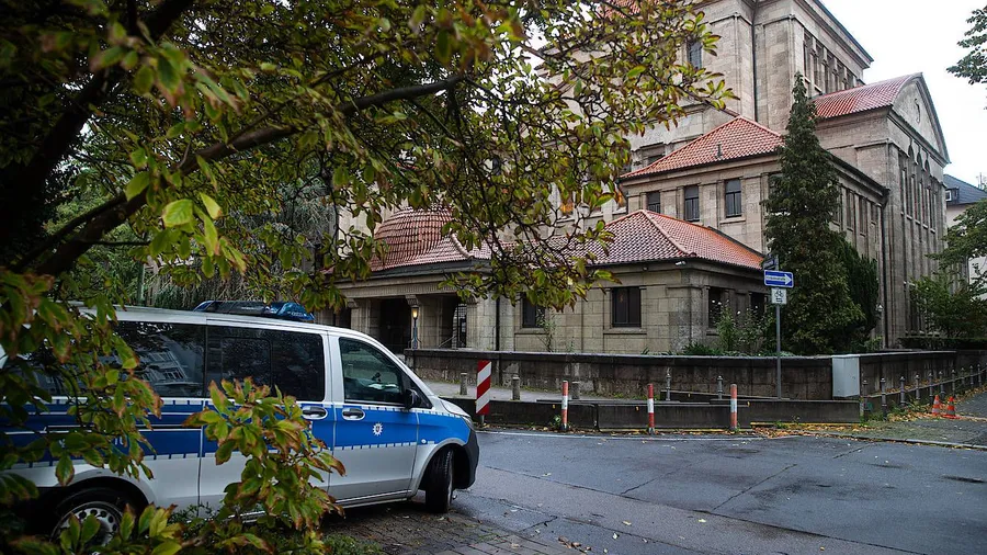 Vor der Synagoge im Frankfurter Westend: Auch hier hält die Polizei Wache.