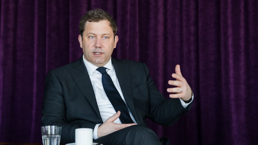 Ohne Zuckersteuer: Bundesminister Klingbeil trank im F.A.Z.-Interview Wasser und Kaffee.