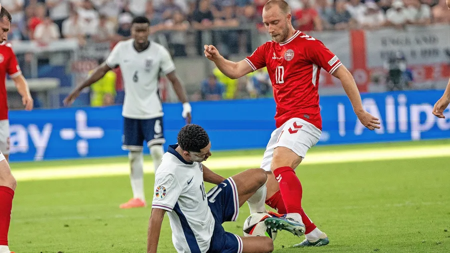 Ohne Linie: Bellingham verliert sich im Zweikampf mit Eriksen.