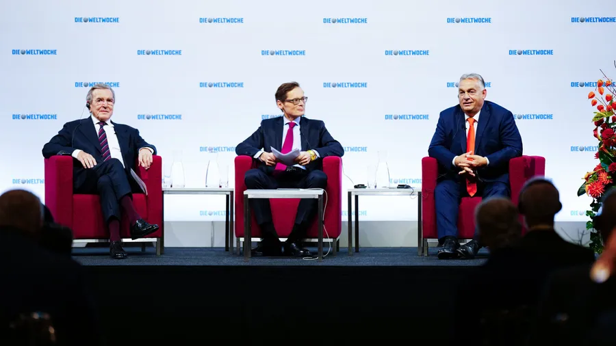 Mit Gerhard Schröder und Victor Orbán auf dem Podium: „Weltwoche“-Chefredakteur Roger Köppel im Oktober 2024