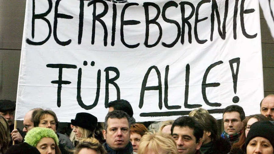 Frauen bekommen seltener eine Betriebsrente als Männer, der Unterschied liegt der Studie zufolge bei ungefähr 8 Prozentpunkten.