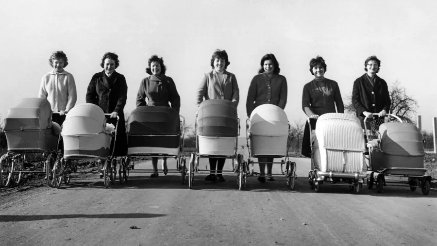 Junge Mütter im März 1961: Sind die Kinder vor 1992 geboren, bekommen die Mütter von Juli an ein zusätzliches Jahr Kindererziehungszeit bei der Rente angerechnet.