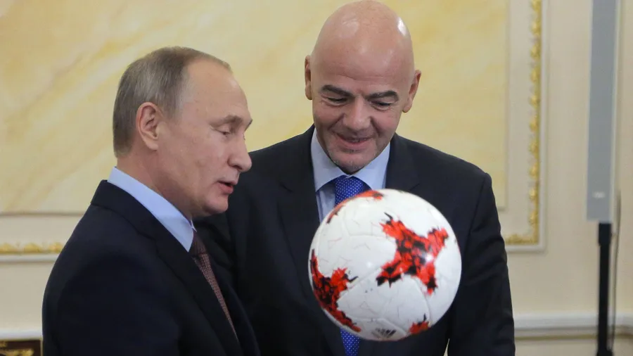 Ballbesitz Wladimir Putin (links): Der russische Staatspräsident nutzt den Doppelpass mit Fifa-Präsident Gianni Infantino