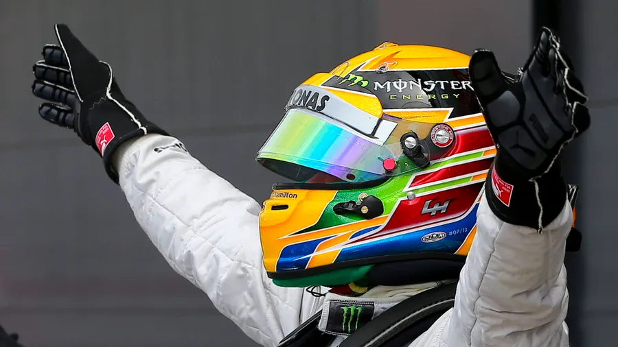 Triumph-Pose nach der Pole-Position: Lewis Hamilton
