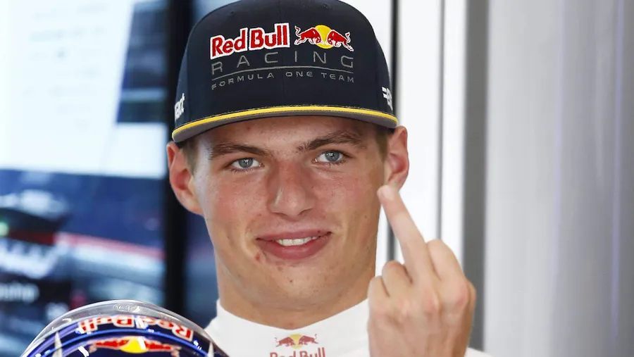 Max Verstappen zeigt den Mittelfinger