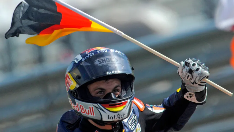 Jubel-Korso in eigener Sache: Sandro Cortese