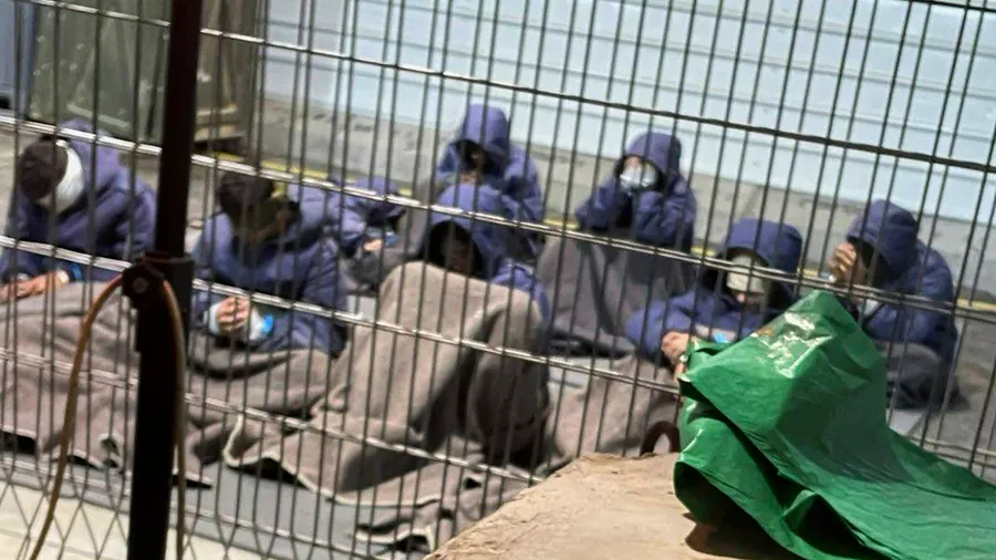 Häftlinge im Militärgefängnis Sde Teiman im Jahr 2024 in Südisrael