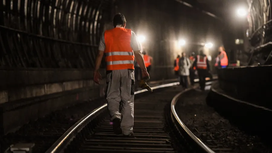 Wegen Bauarbeiten ist die Bahnstrecke zwischen Frankfurt und Offenbach gesperrt.