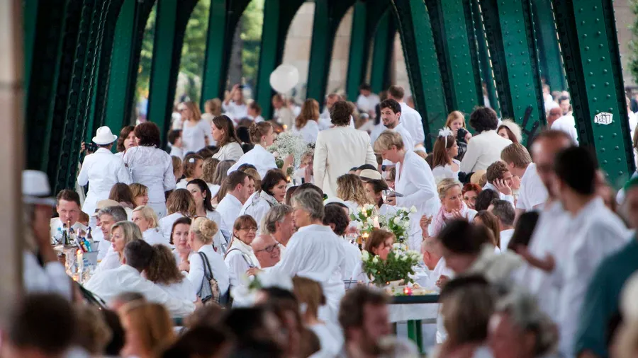 Feinschmecker unter den Hochbahngleisen: Beim „Diner en blanc“ in der Hauptstadt treffen sich Leute, die nicht leicht an einen Tisch zu bekommen sind.
