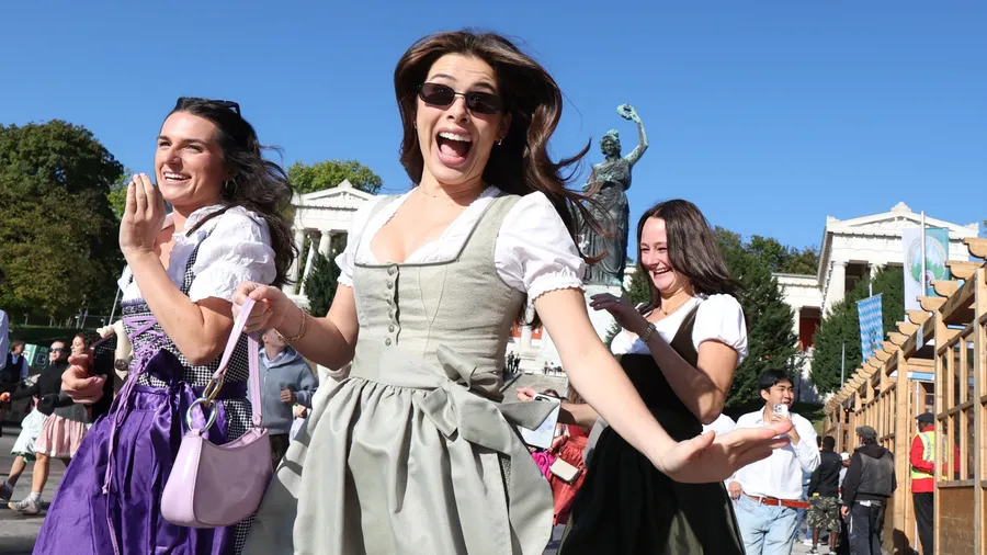 „Wiesn-Run“: Die ersten Besucherinnen auf der Theresienwiese rennen, um einen der heiß begehrten Plätze im Festzelt zu ergattern.
