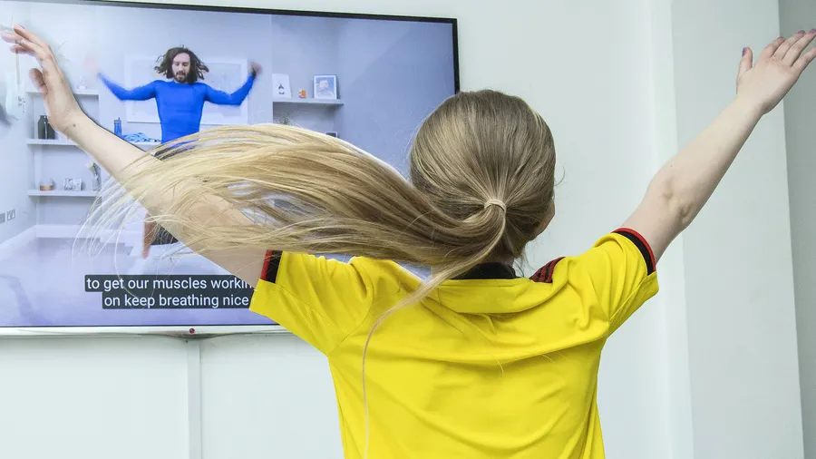 Auch so bleiben Kinder in Bewegung: In England nimmt die achte Jahr alte Mia an einem täglichen Live-Training teil.