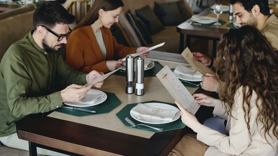 Karte statt Handy: Unsere Autorin will beim Restaurantbesuch nicht vom QR-Code abgespeist werden.