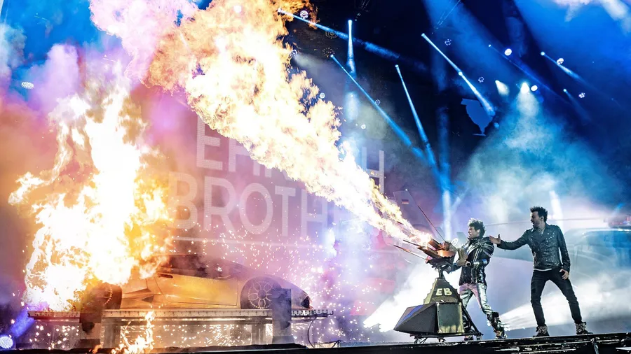 Feuer frei: Die Ehrlich Brothers setzen in ihrer Show auf ein bombastisches Bühnenbild – und haben sogar einen Flammenwerfer im Einsatz.
