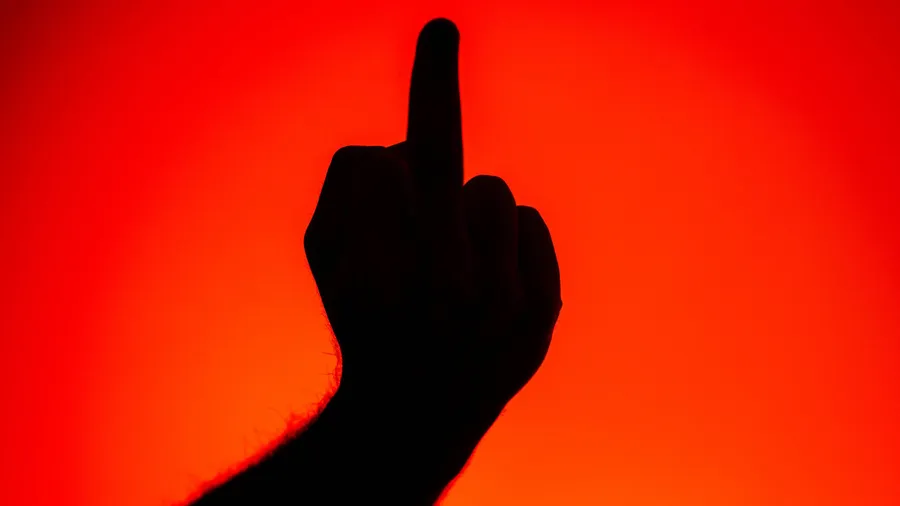 Der Mittelfinger kommt als Beleidigung häufig im Straßenverkehr zum Einsatz – das kann eine Geldstrafe nach sich ziehen.