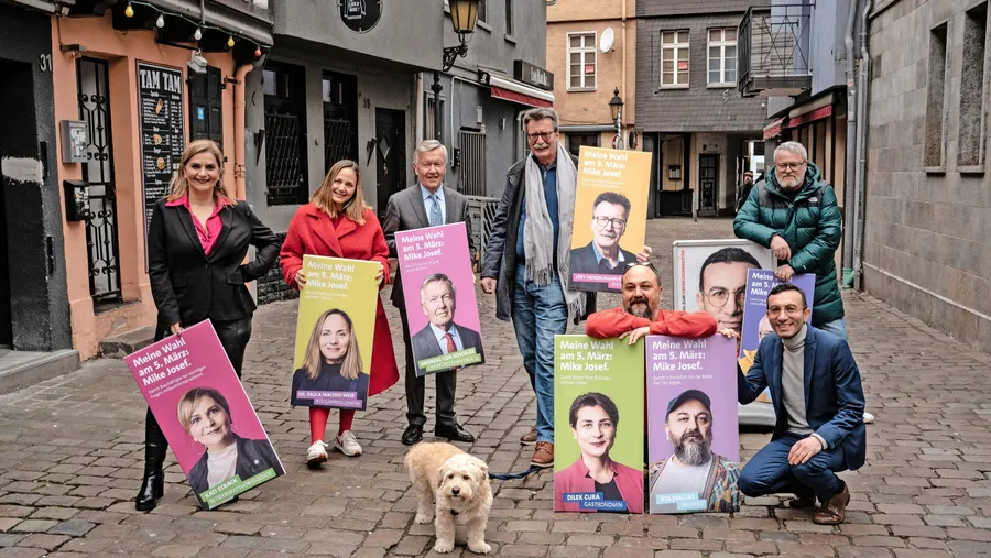 Gruppenbild mit Hund: Kati Strack, Paula Macedo-Weiß, Andreas von Schoeler, Joey Heinzelmann-Ekoos, Ata Macias und Tobias Rehberger unterstützen Mike Josef.