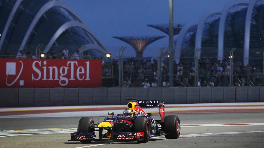 Auch in der Dunkelheit von Singapur ist Sebastian Vettel nicht aufzuhalten
