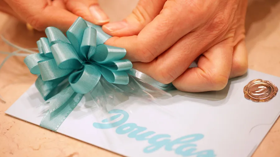 Beliebte Geschenke: Gutscheine für Einkaufen kommen gut an. Doch noch netter ist es, gemeinsame Unternehmungen zu verschenken.