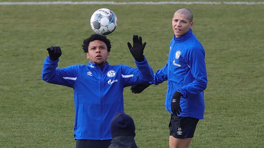 Training auf Abstand: Die Bundesliga versucht wie hier beim FC Schalke 04 mit Weston McKennie (links) und Amine Harit einen Schritt in Richtung Normalität.