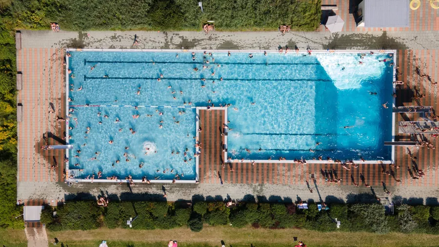 In einem Freibad sind zahlreiche Badegäste im Wasser – wer das Becken mal für sich haben möchte, sollte während eines EM-Spiels kommen.