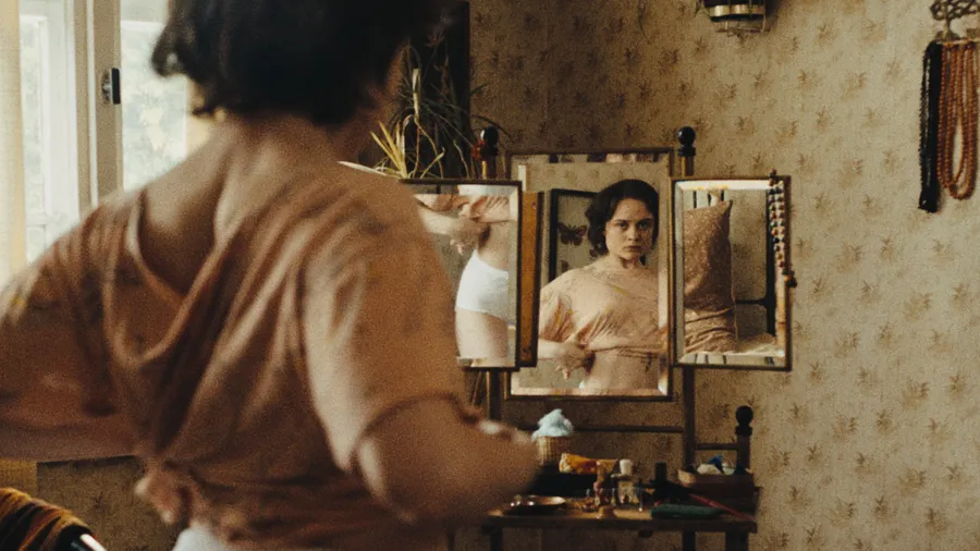 Lena Urzendowsky in Mascha Schilinskis „In die Sonne schauen“