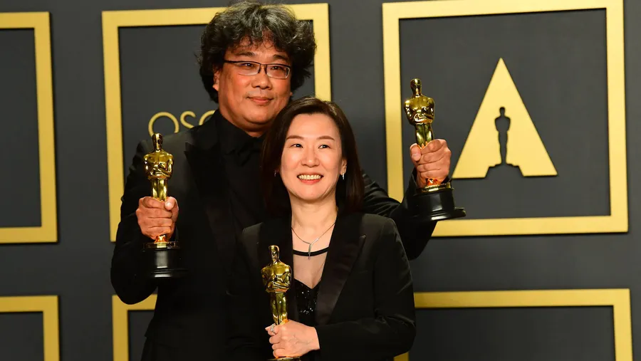 Können ihr Glück kaum fassen: „Parasite“-Regisseur Bong Joon-ho und seine Produzentin Kwan Sin-ae