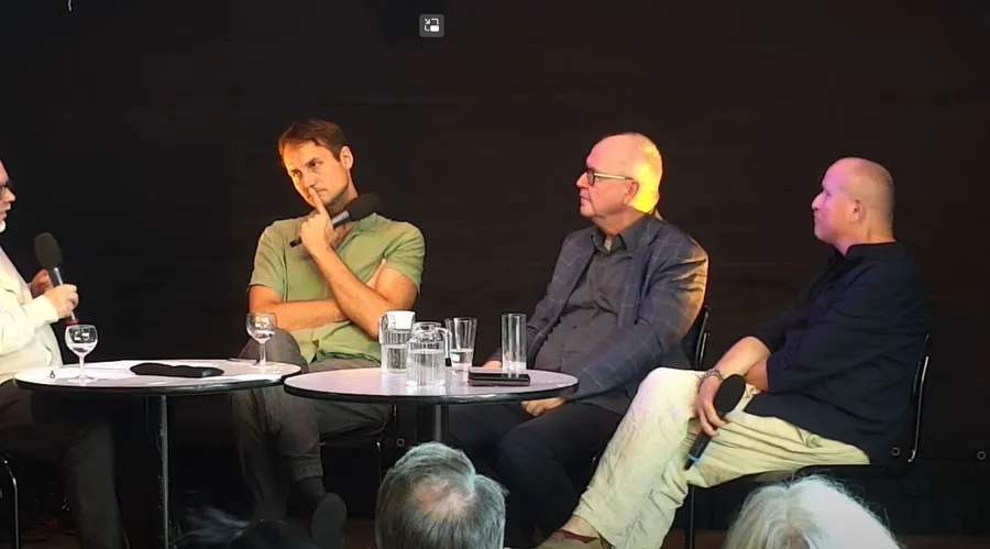 Moderator Jochen Meißner diskutiert mit Björn SC Deigner, Walter Filz und Holger Schulze (von links nach rechts) die Frage „Hörspiel – oder soll man es lassen?“